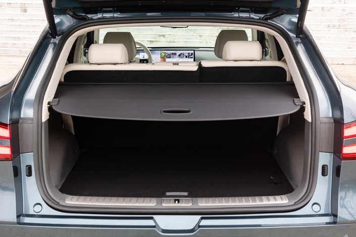 Genesis annonce un volume de coffre de 680 litres, à quoi s'ajoute un "frunk" (rangement sous le capot avant) de 53 litres.