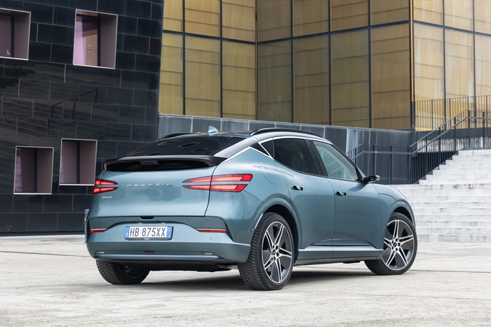 Les doubles traits lumineux "signent" toutes les productions Genesis.