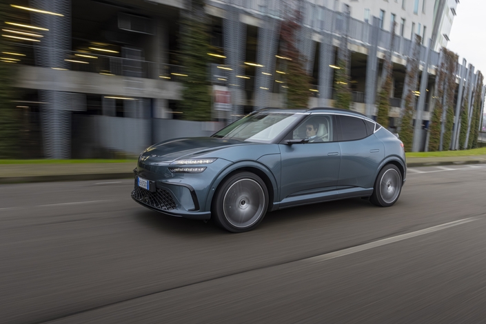 Le "capot-coquille" intègre une partie des ailes avant. C’est plutôt réussi, d’autant que les jantes de 19 (comme sur la vidéo accompagnant cet article) à 21 pouces remplissent plutôt bien les passages de roues.