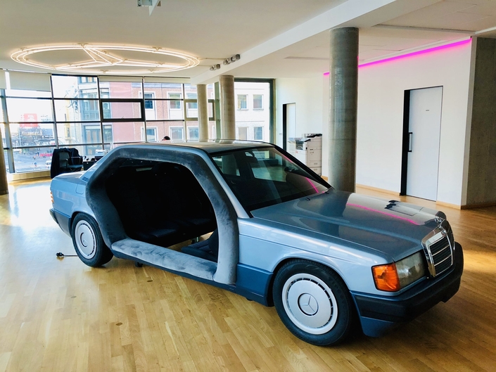 Une vieille Mercedes 190 utilisée comme salle de réunion