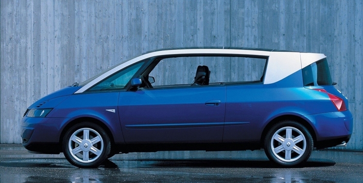 L'Avantime est en quelque sorte l'opposé de la 406 Coupé. Proportions improbables, lignes abruptes, silhouette haute. Mais l'originalité, l'audace du concept et le caractère sont sans pareils ! Ici en 2001.