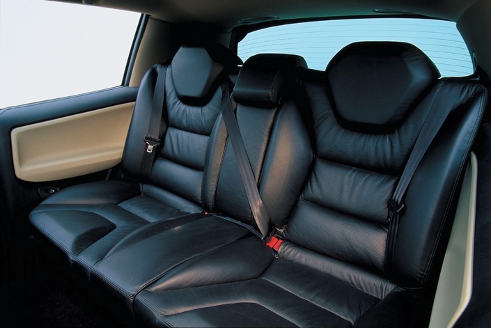 Pas beaucoup plus de place à l'arrière de l'Avantime que dans la 406, mais au moins, trois passagers peuvent s'installer.