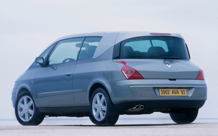 Même la poupe de l'Avantime n'est qu'originalité. Notez le dessin des feux, en deux parties. Les jantes de 17 pouces seulement datent l'engin cela dit.