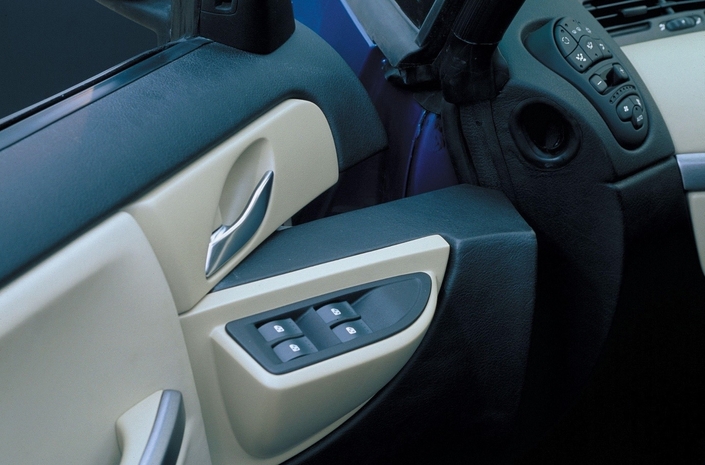 La conception de l'articulation des immenses et lourdes portes entrainera beaucoup de retard dans la conception de l'Avantime.