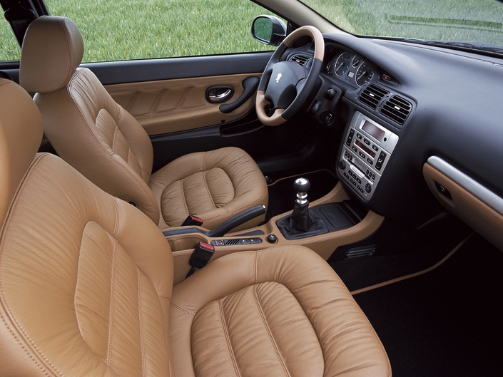 De beaux sièges et une finition fort convenable dans la Peugeot 406 Coupé. Mais, étrangement, il manque un accoudoir central à l'avant.
