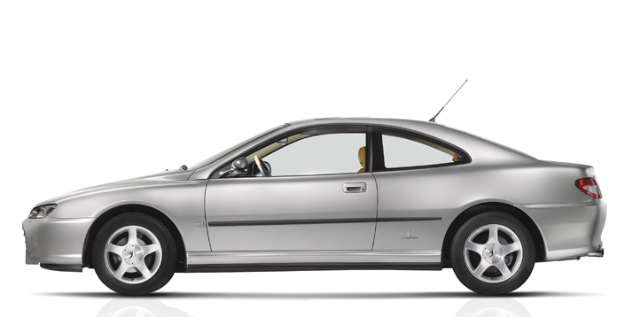 On a tellement vanté la beauté classique de la Peugeot 406 Coupé qu'on tend à l'oublier. Pourtant, quelle réussite ! Accusant bientôt 30 ans, elle séduit toujours par sa finesse. 