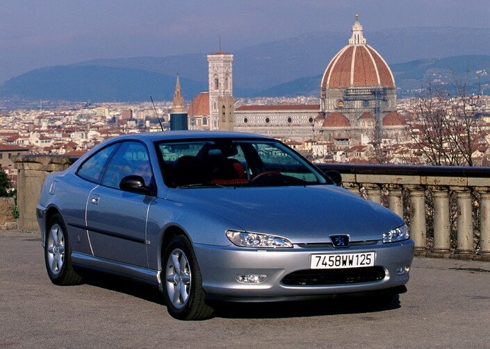 Davide Archangeli, chez Pininfarina, signe une ligne sans audace mais si séduisante. Ce sera l'inverse chez BMW, où on lui devra la Série 5 E60, elle aussi très fine mais clivante.