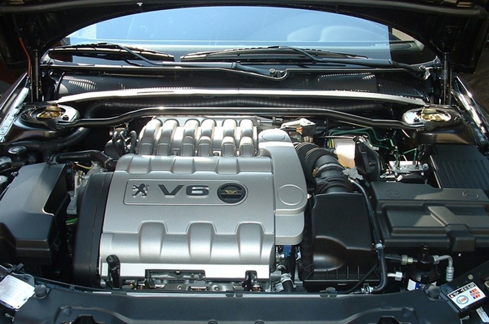 Si on change la courroie de distribution quand il faut, le V6 ES9 de la Peugeot 406 enchaîne les centaines de milliers de kilomètres sans broncher.