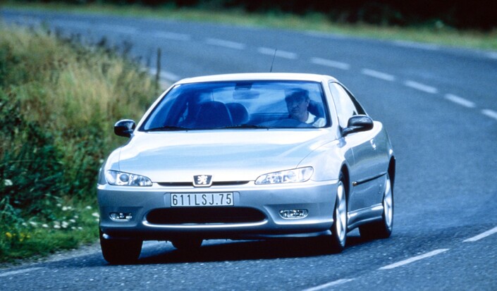Plus ça tourne, plus la Peugeot 406 révèle l'étendue de ses talents dynamiques. Le V6 autorise de belles performances.