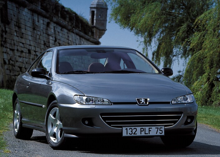 En 2003, la 406 Coupé subit un restylage assez maladroit, l'avant n'étant plus du tout en accord avec le reste de la carrosserie.