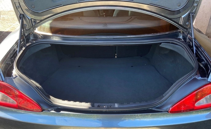 A 390 l, le coffre de la Peugeot 406 est suffisant pour une petite famille. Dommage, les dossiers arrière sont fixes.