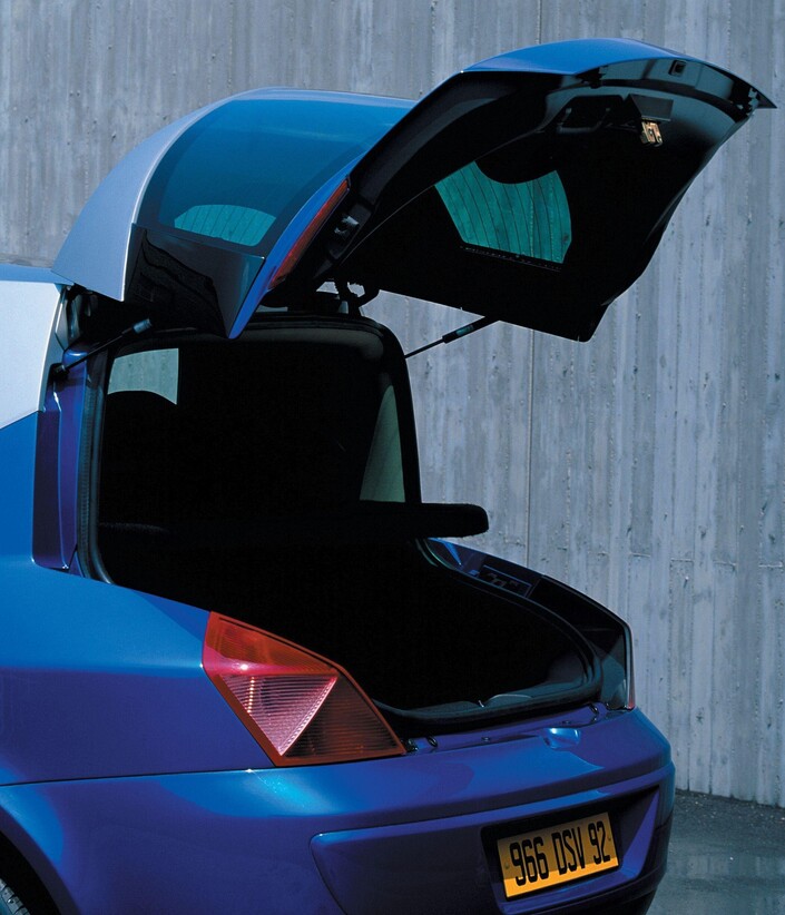 Sacrée pièce que le hayon arrière de l'Avantime ! Il donne sur un coffre spacieux et transformable (500 l à 900 l) mais le seuil reste bien trop élevé.