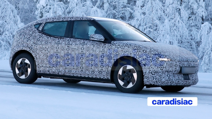 Le camouflage intégral est là pour éviter de voir le style du véhicule, mais le profil de ce modèle est bien proche de celui du Concept Three du Salon de Munich 2025. Pas de poignées affleurantes pour cette auto, mais une face avant avec des phares divisés comme ceux que propose la Hyundai Ioniq 6 restylée.