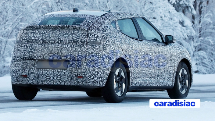 Pour son lancement vers la fin de 2026 ou au début de 2027, cette Hyundai Ioniq 3 sera proposée avec une motorisation de 204 ch qui recevra plus l’apport d’une motorisation plus puissante pour une version « N », dont la puissance pourrait atteindre les 300 ch.