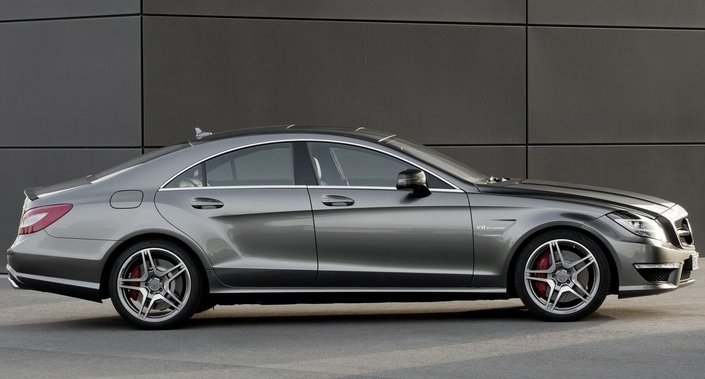 Ligne élégante et élancée pour la Mercedes CLS C63 AMG C218. Le passage de roue arrière très marqué rappelle la Ponton de 1953.