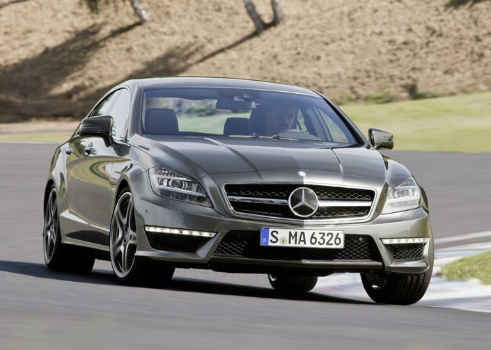 C'est le moteur qui domine les sensations que l'on éprouve au volant de la Mercedes CLS 63 AMG, mais le châssis n'est franchement pas mal.