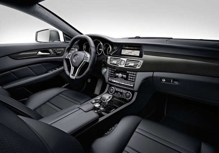 Les parements en fibre de carbone siéent mieux que le bois à la Mercedes CLS 63 AMG, par ailleurs dotée d'excellents sièges. Ici en 2011.