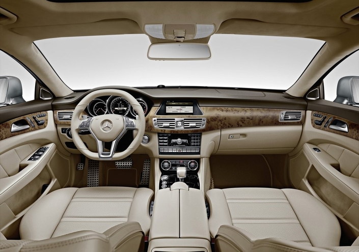 L'ambiance cuir clair et bois peut sembler déplacée à bord de la Mercedes CLS 63 AMG, ici en 2011. Surtout que le bois imite drôlement bien le plastique.