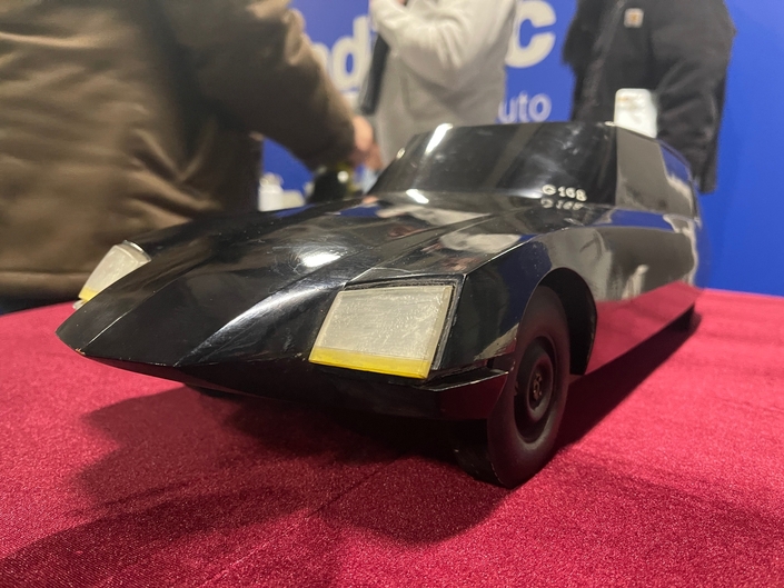 La maquette de DS (ou d'une éventuelle remplaçante) a attiré du beau linge sur le stand Caradisiac à Rétromobile.