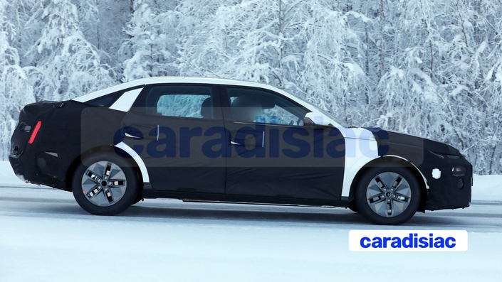 Actuellement les SUV Tucson et Santa Fe disposent de motorisations fortement électrifiées, de l’hybride (239 ch) et de l’hybride rechargeable (288 ch). Il s’agit de deux motorisations thermiques électrifiées que l’on pourrait retrouver sous le capot de cette Elantra. Cela permettrait à Hyundai d’avoir en Europe une offre élargie de berlines familiales avec l’Elantra « thermique » et la Hyundai Ioniq 6 qui est quant à elle, 100 % électrique.