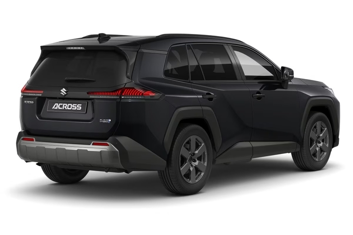 Suzuki annonce 446 litres de coffre en norme VDA, exactement comme sur le Rav4 hybride rechargeable.