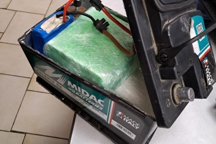 La fameuse batterie évidée, contenant une petite batterie bricolée. Photo service des douanes de Perpignan.