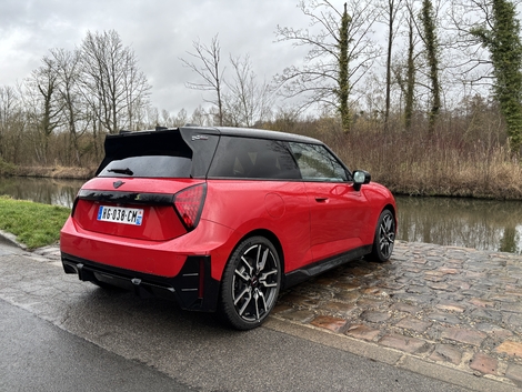 Les gabarits sont proches avec 3,86 m en longueur, 1,76 m en largeur et 1,46 m en hauteur pour la SE.