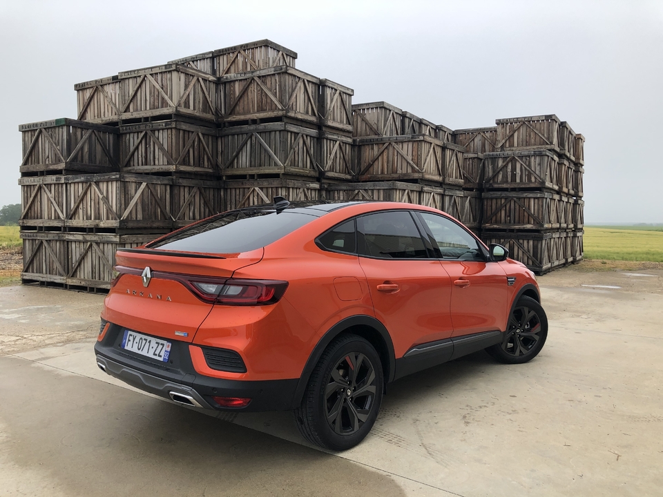 https://images.caradisiac.com/images/0/3/4/6/190346/S8-essai-renault-arkana-e-tech-145-la-version-qui-va-s-arracher-675855.jpg