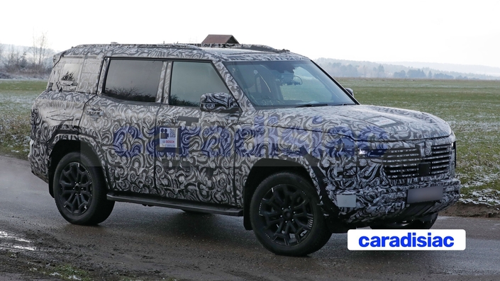 Dans un paysage automobile où les SUV font la loi, ils ne sont pas très nombreux les 4x4 purs et durs sur le marché. Le nouveau Mitsubishi Pajero sera de ceux-là et il devrait séduire les amoureux de la conduite sur terre, mais aussi les professionnels qui ont besoin d’un véhicule robuste capable de se déplacer partout.