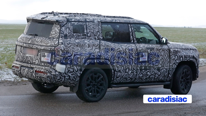 Carrosserie où les lignes droites alternent avec les angles droits, capot horizontal, haute ceinture de caisse, marche pieds imposants, le nouveau Mitsubishi Pajero ne fait pas dans la dentelle. Affichant une allure robuste, le nouveau Pajero se veut le digne héritier des modèles qui ont gagné de multiples Paris-Dakar.