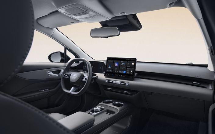 L’intérieur de la MG4 restylée est très proche de celui du SUV MG S5.