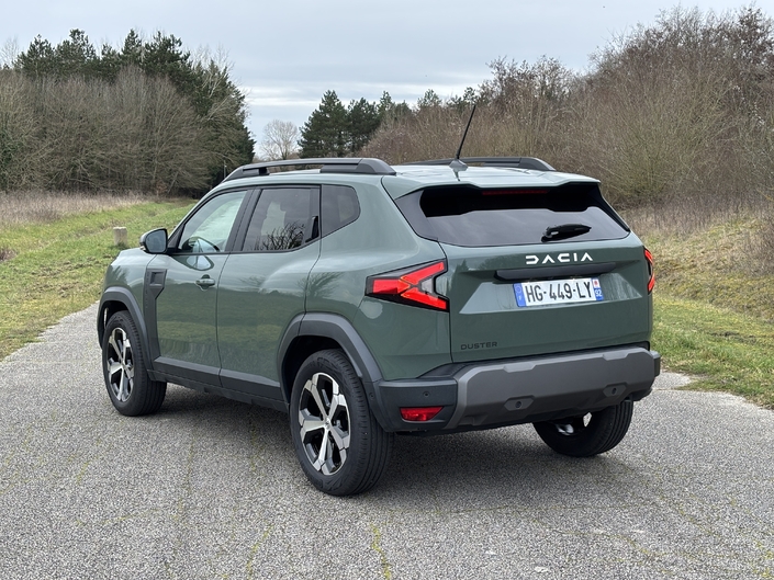 Le Duster MHEV 140 est disponible à partir de 24 000 €. Un prix compétitif. Ici, la version la plus cossue Journey vendue 25 500 €.