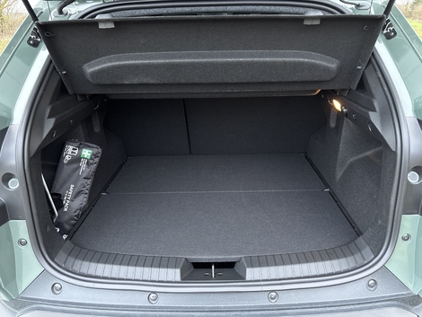 Taillé pour une famille, le coffre profite en plus d'un rangement sous plancher.