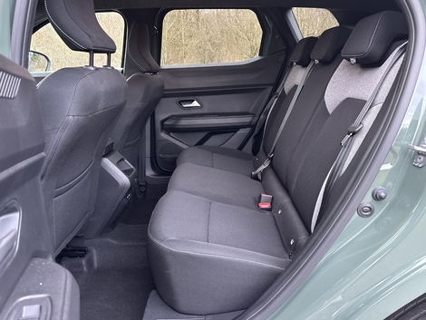 Malgré une assise qui gagnerait en confort, l'espace aux places arrière est bon pour la catégorie.