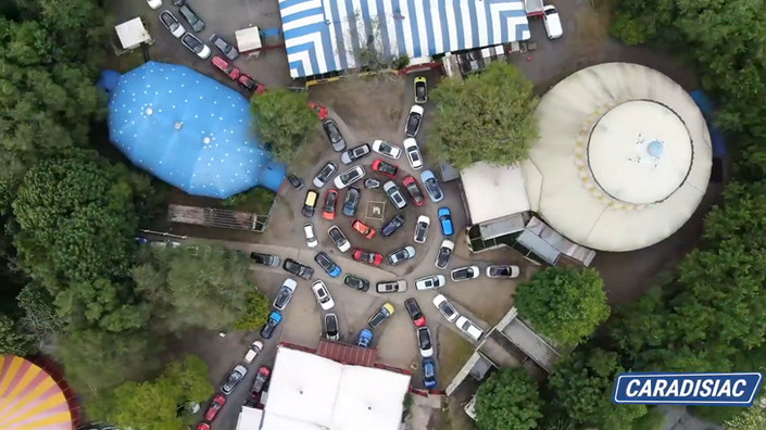 Les 110 modèles exposés devant les entrées des chapiteaux du cirque Micheletty. Le jury Caradisiac les y attend : ils vont devoir faire leur numéro pour le séduire !