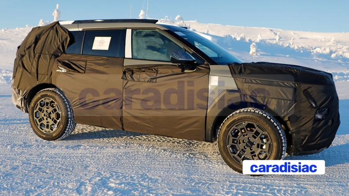 C’est la poursuite des essais de la nouvelle génération du SUV Hyundai Tucson qui sera lancée en 2027. Cette fois, il s’agit d’une version spéciale baptisée XRT comme ce qui est indiqué sur les jantes de ce modèle. Il s’agit d’un « pack baroudeur » qui améliore la conduite en tout terrain.