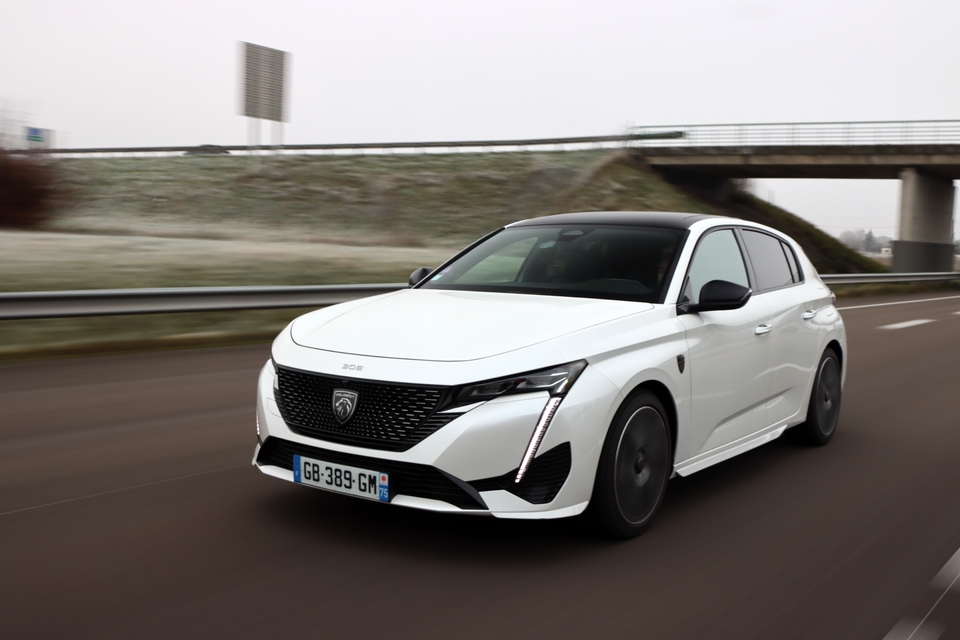 Julien et sa Peugeot 308 hybrid 225 ch la puissance avant la consommation