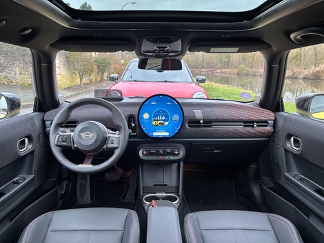 La console centrale diffère, avec un support de téléphone vertical doté d’une fixation pour le maintenir. Les porte-gobelets sont mieux placés.