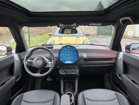 Notez les inédites poignées verticales sur l’électrique, peu pratique hélas : trop proches de l’axe de pivot, elles alourdissent la manipulation des portes. 