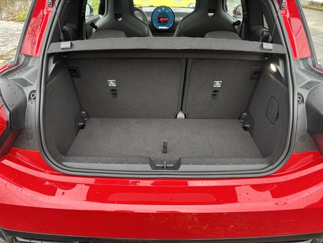 Avec l’option hi-fi Harman Kardon, l’électrique gagne, contrairement à l’essence, un subwoofer qui ampute le coffre, empêchant (comme ici) de baisser le plancher.