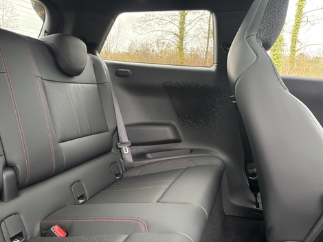 L’habitabilité est équivalente, mais les accoudoirs sont moins ergonomiques dans l’électrique. 