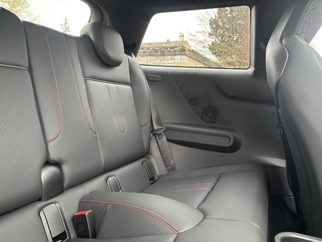 La Cooper S ajoute un gros bourrelet entre les assises des passagers pour maintenir davantage.