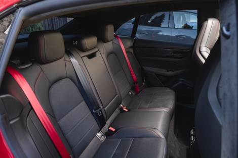 Les places arrière sont vastes et confortables mais les grands sièges et le ciel de toit noir confinent.