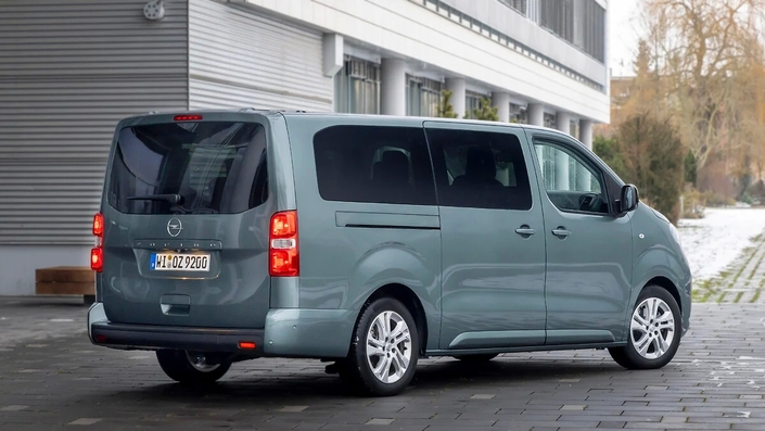Clone des Peugeot Traveller et Citroën SpaceTourer, le Zafira est disponible en version "courte" (4,98 m.) ou longue (5,33 m.) et affiché à partir de 46 170 €.