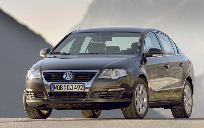 Fin 2005, la VW Passat est commercialisée en V6 4 Motion, motorisation obligatoirement associée à la finition Carat en France.