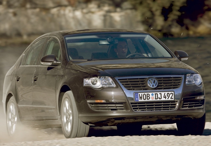 Grâce à son moteur énergique et musical, la VW Passat V6 4 Motion délivre un grand agrément de conduite tout en demeurant très sûre. Mais elle est un peu portée sur la boisson.