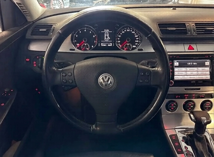 Présentation sérieuse et bonne ergonomie pour la Passat V6 4 Motion. La finition n'est pas aussi soignée que sur la génération précédente.