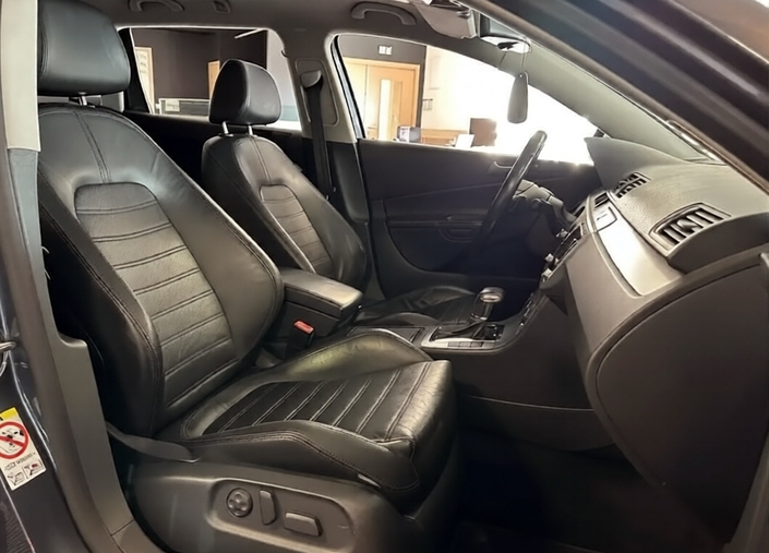 De série, la VW Passat V6 4 Motion bénéficie de sièges en cuir à réglages électriques. Leur vieillissement est bon.