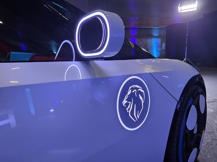 Grâce à l’utilisation de microLED, les designers ont pu multiplier les gimmicks lumineux.