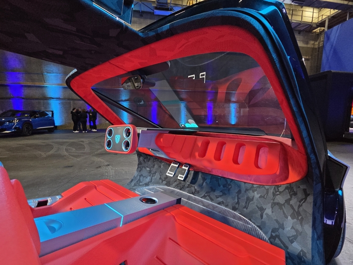 Le pare-brise, en 3 parties, offre des dimensions inhabituelles.